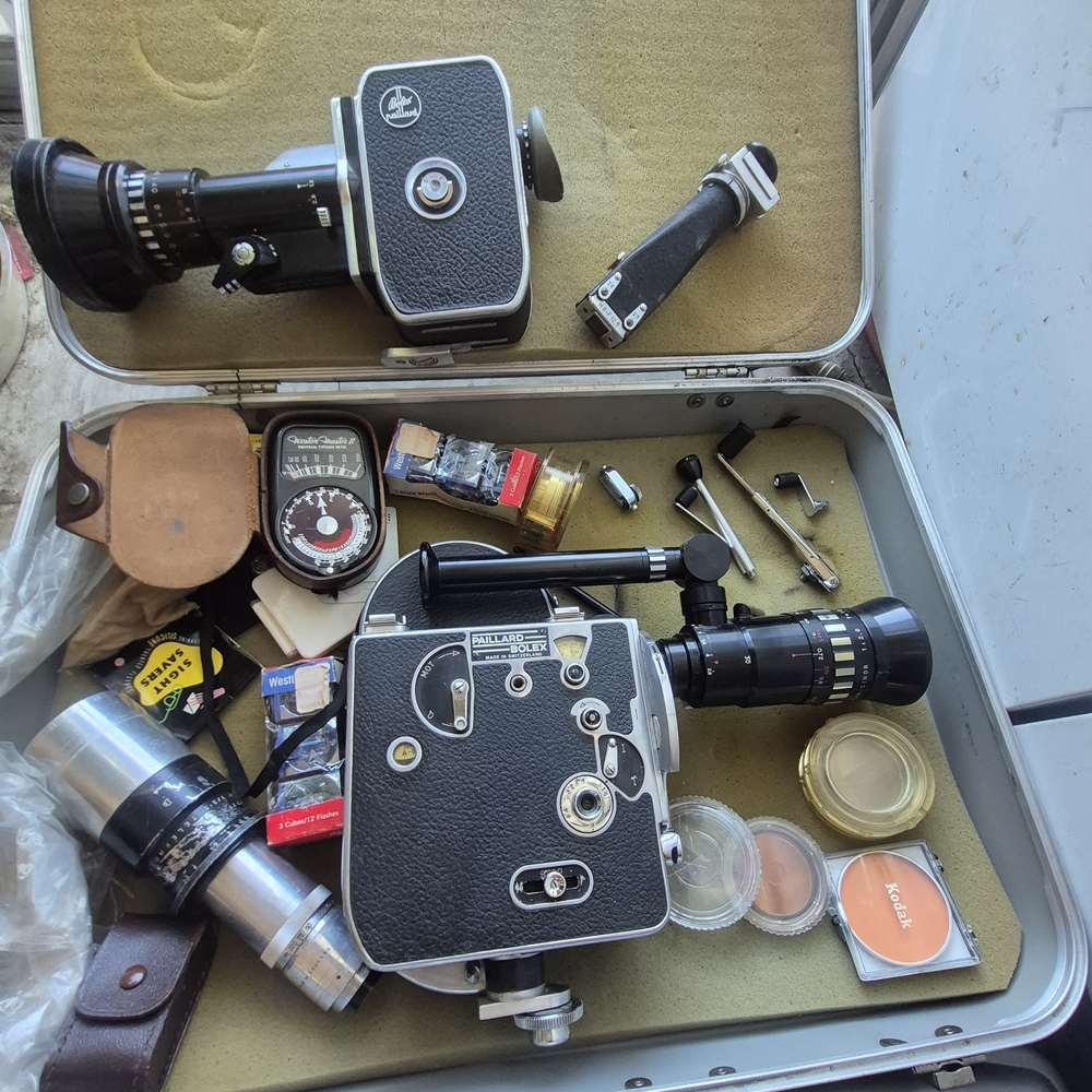 16mm Vintage Film Camera With Many Accessories  Black